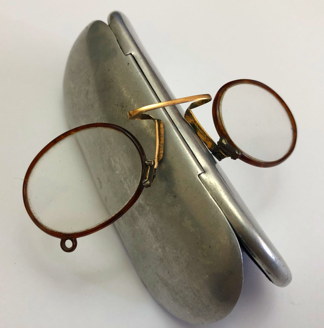 Delicious Isaac Mouthpiece ochelari pince-nez DRGM Germania, anii 30-40, din aur de 9k, etui Optak din  aluminiu – kolectionarul.ro